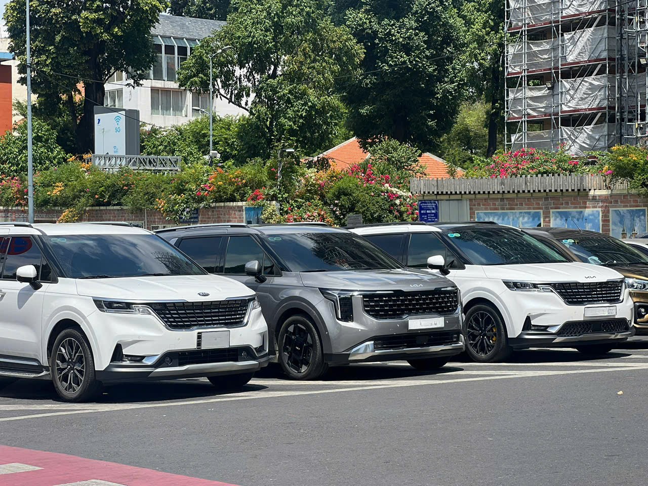 Thuê xe Kia Carnival ở Thủ Đức tại Hoàng Bảo Long Travel