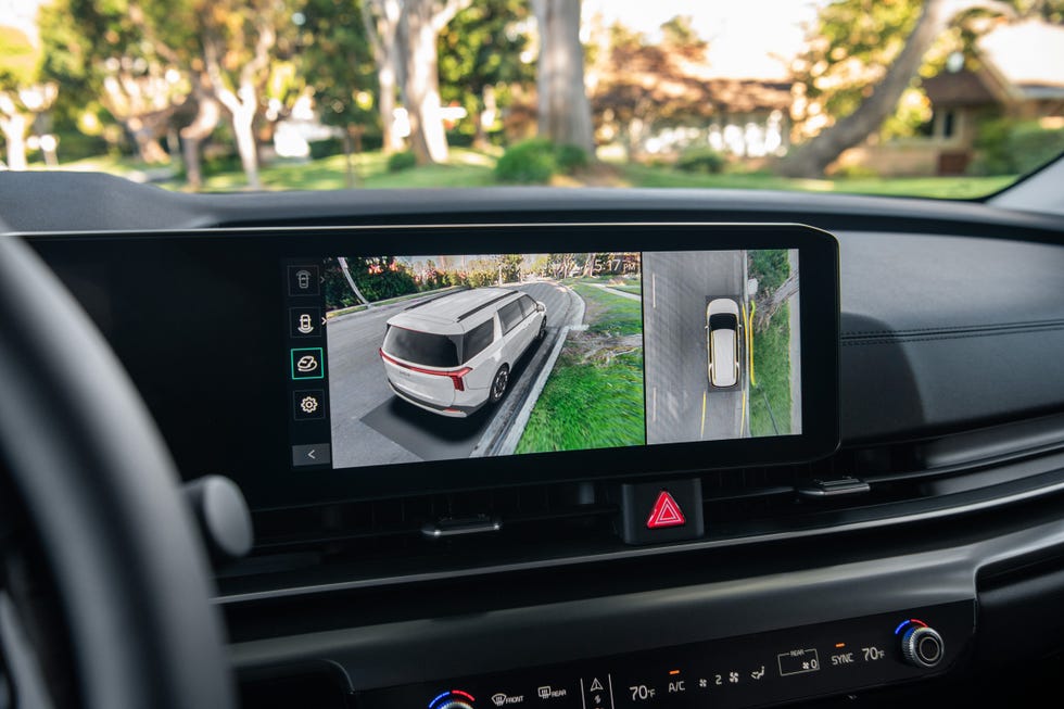 Tính năng an toàn camera 360 độ trên xe Kia Carnival cho thuê