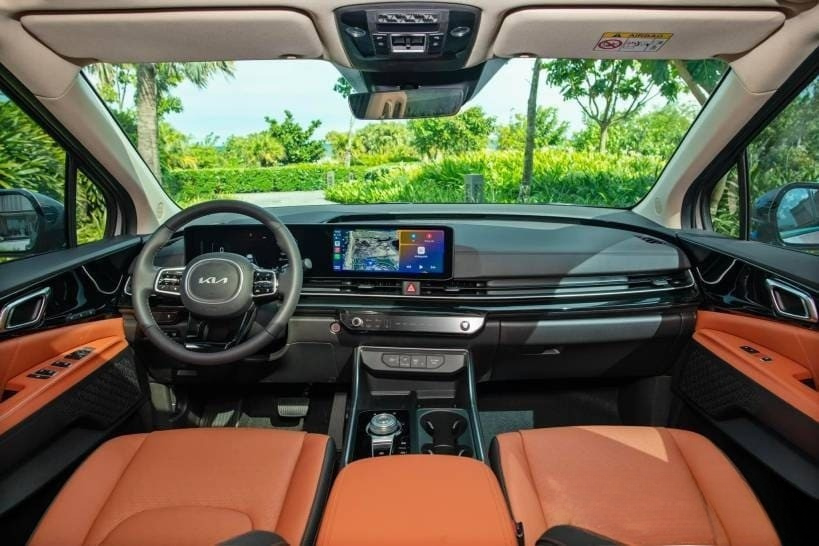 Khoang lái Kia Carnival với cụm màn hình thiết kế mới.