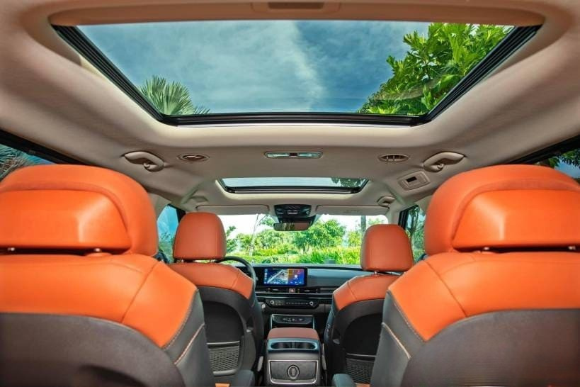 Kia Carnival được trang bị cửa sổ trời kép